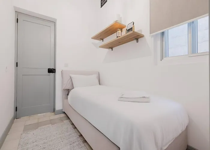 Townhouse 2bed By Homely! * スリーマ